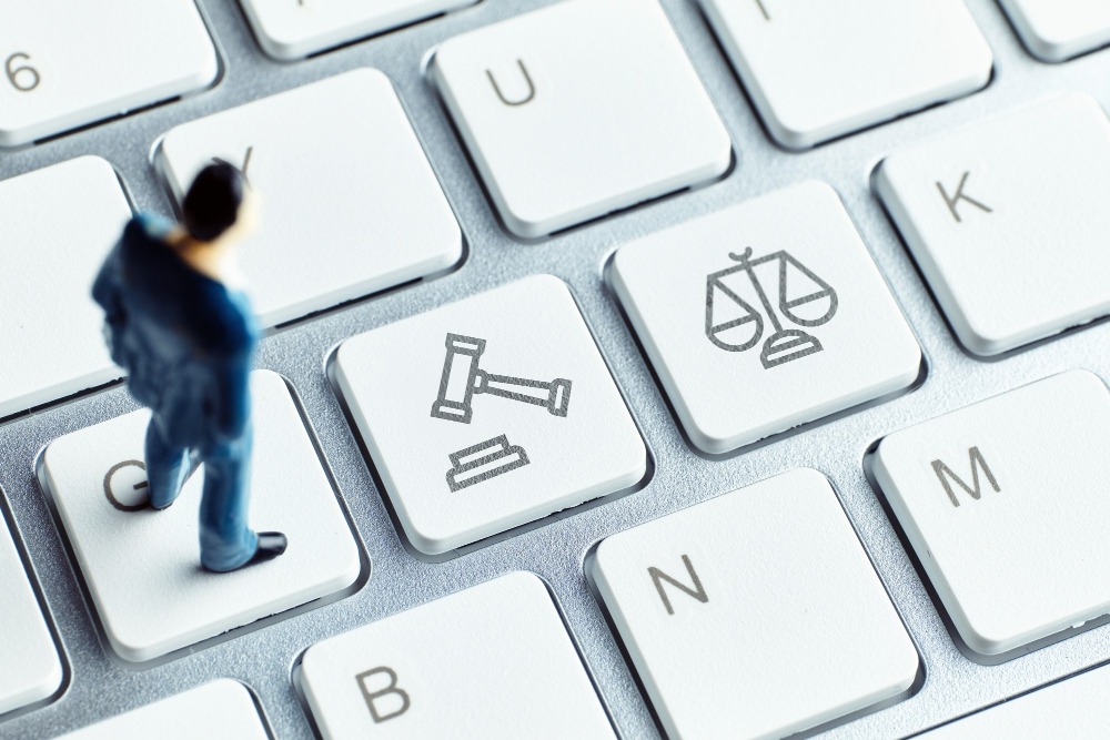 Ein man steht auf einer tastatur mit Rechtssymbolen - Barrierefreiheit Pflicht oder nicht?