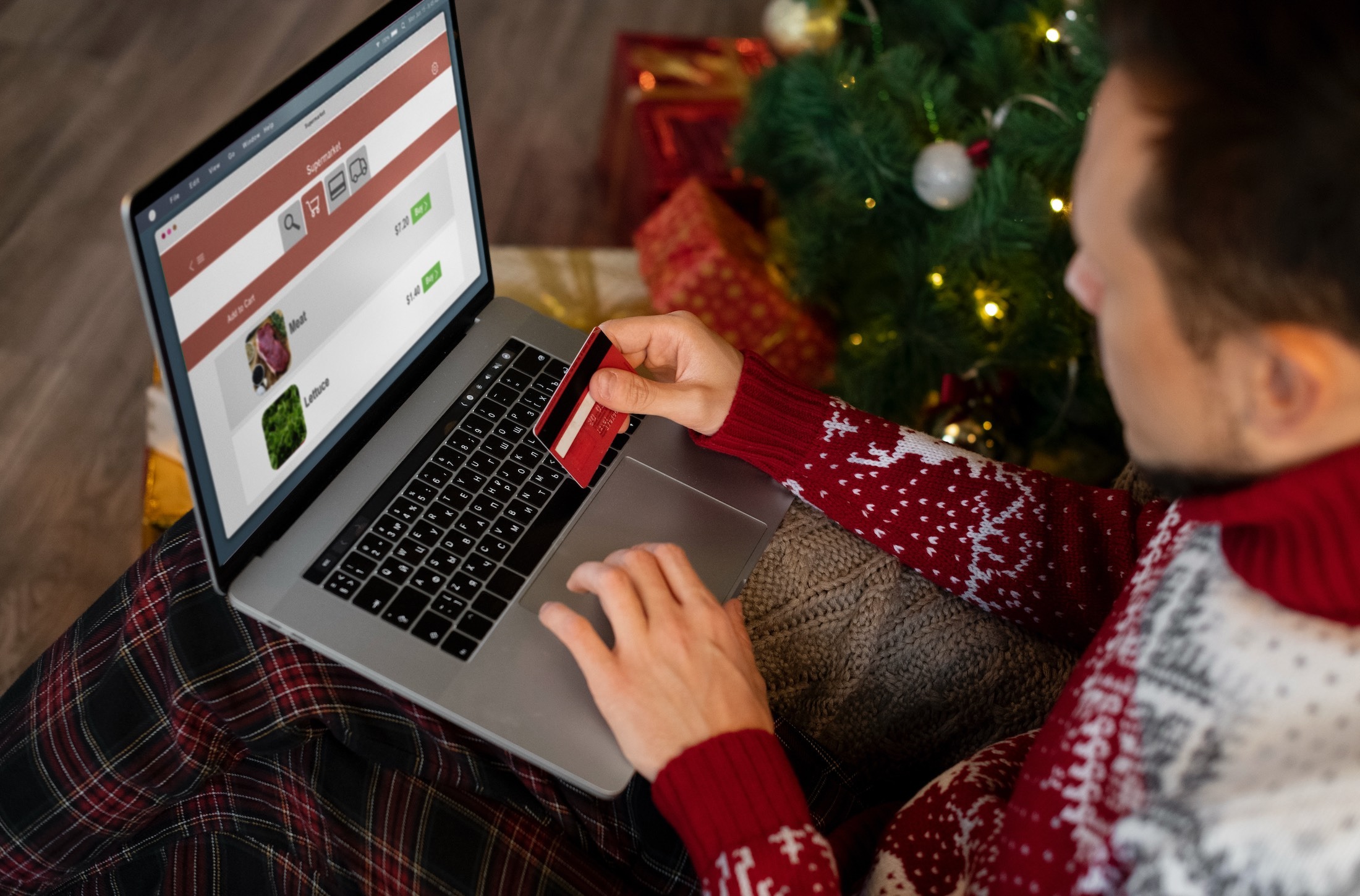 Mann bestellt online mit seiner Karte in der Hand