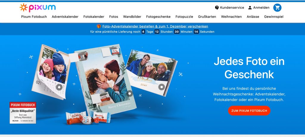 Pixum Werbebanner mit Countdown für den garantierten Versand von Adventskalendern bis zum 1. Dezember. Das Hauptbild zeigt personalisierte Fotogeschenke und Schokolade vor einem blauen, weihnachtlichen Hintergrund.