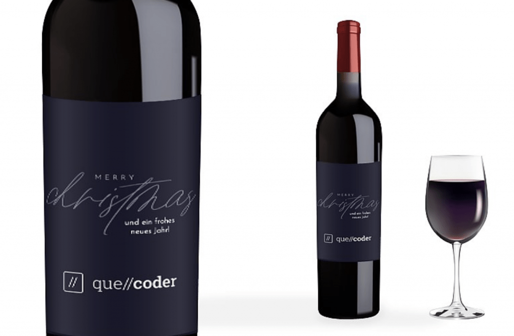 Nahaufnahme eines edel verpackten, personalisierten Geschenks auf einem Holztisch, umgeben von Tannenzweigen und warmen Lichtern. Der Name "Laura" ist als feine Goldgravur auf einem Lederetui zu lesen, ein handgeschriebenes Kärtchen mit "Für meine beste Freundin" liegt daneben.