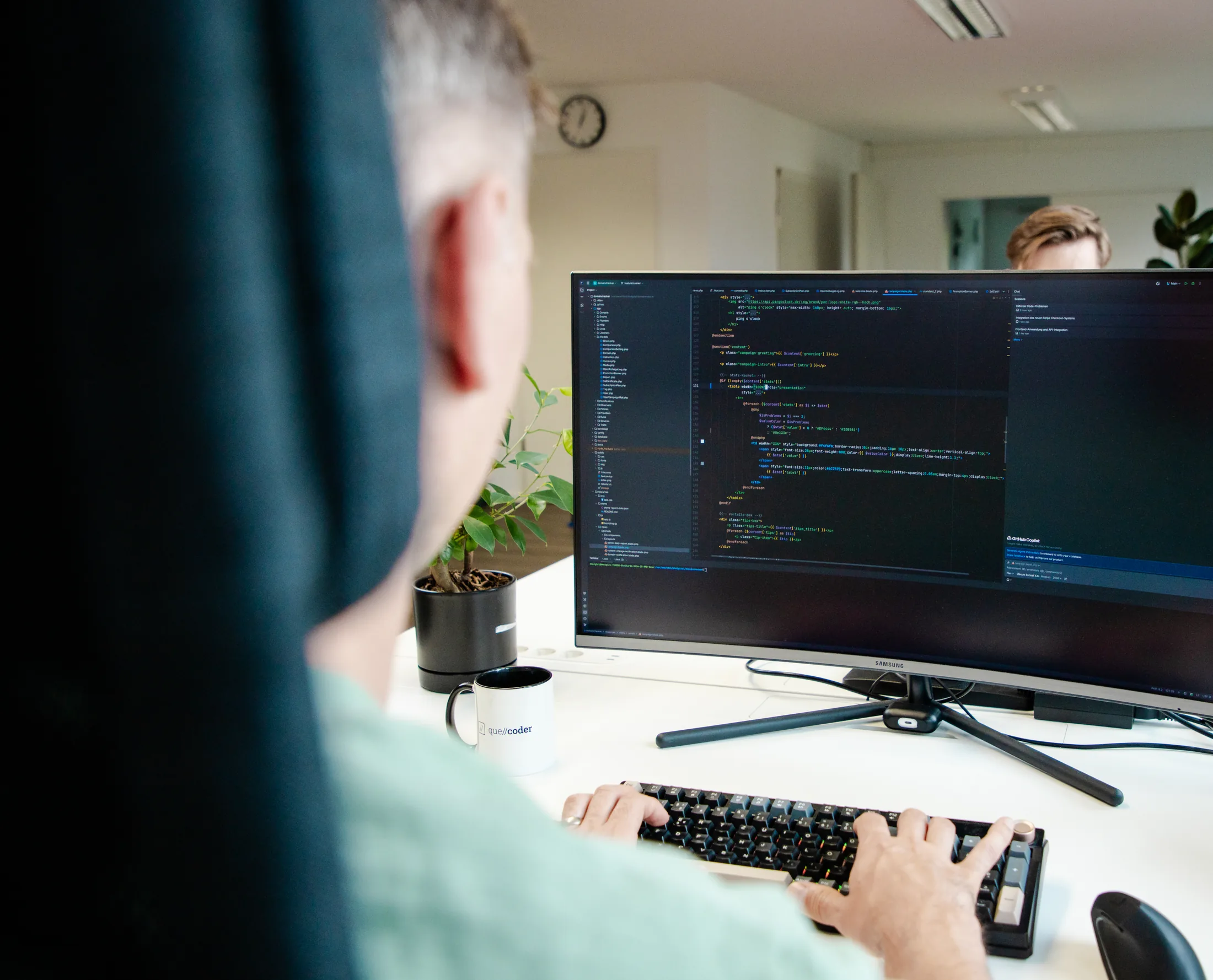 Darius Mozgiel beim programmieren einer Webanwendung