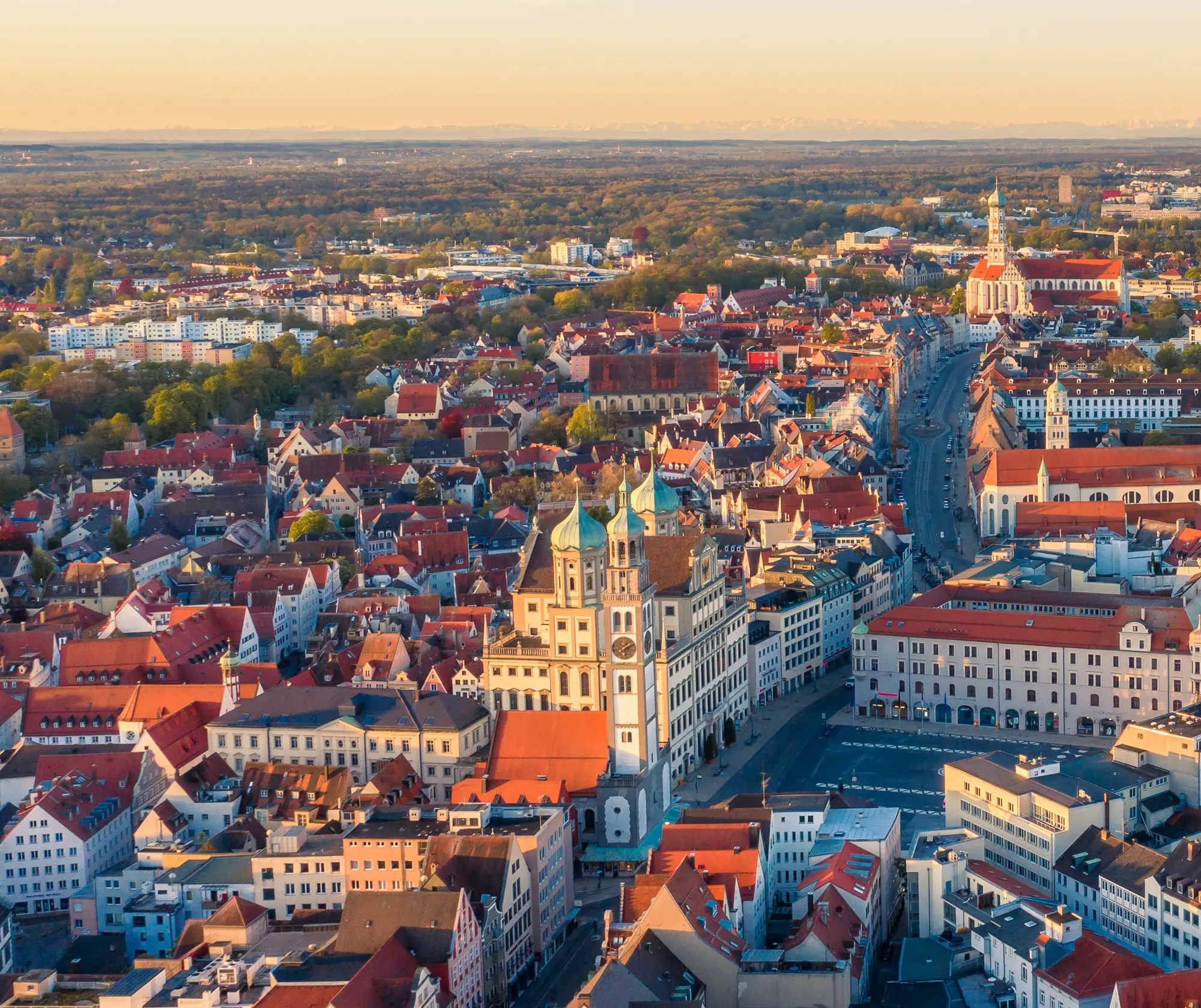 Luftbild von Rathaus und Altstadt Augsburg