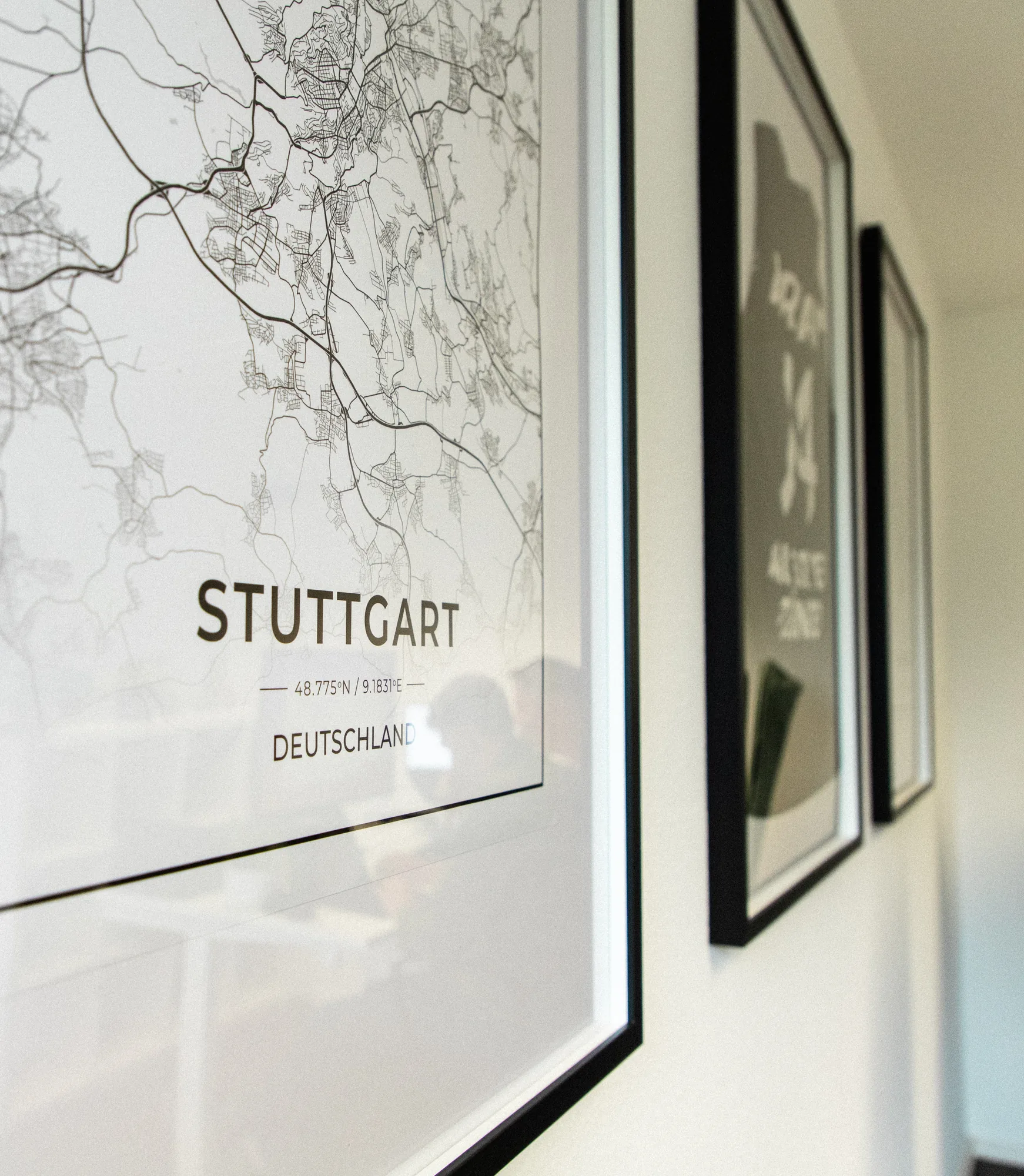 Büro-Deko mit Stuttgart-Poster im quellcoder Büro