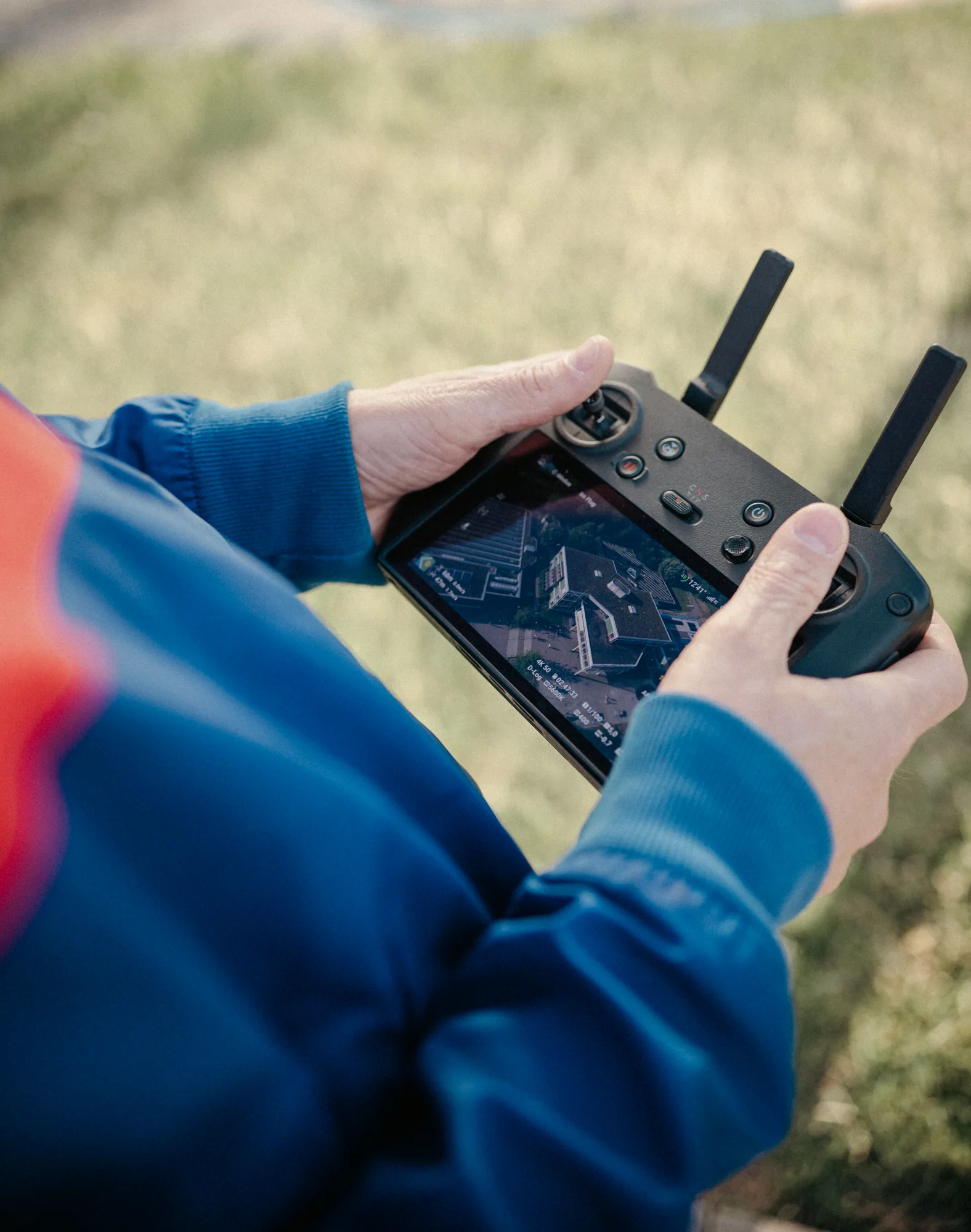 Fernbedienung einer Kameradrohne für Luftaufnahmen, quellcoder Videoproduktion