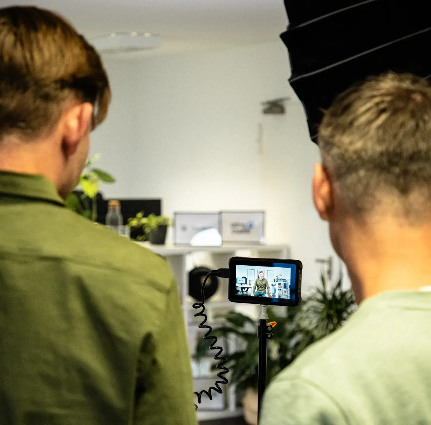 Team bei den Dreharbeiten am Monitor, quellcoder Videoproduktion