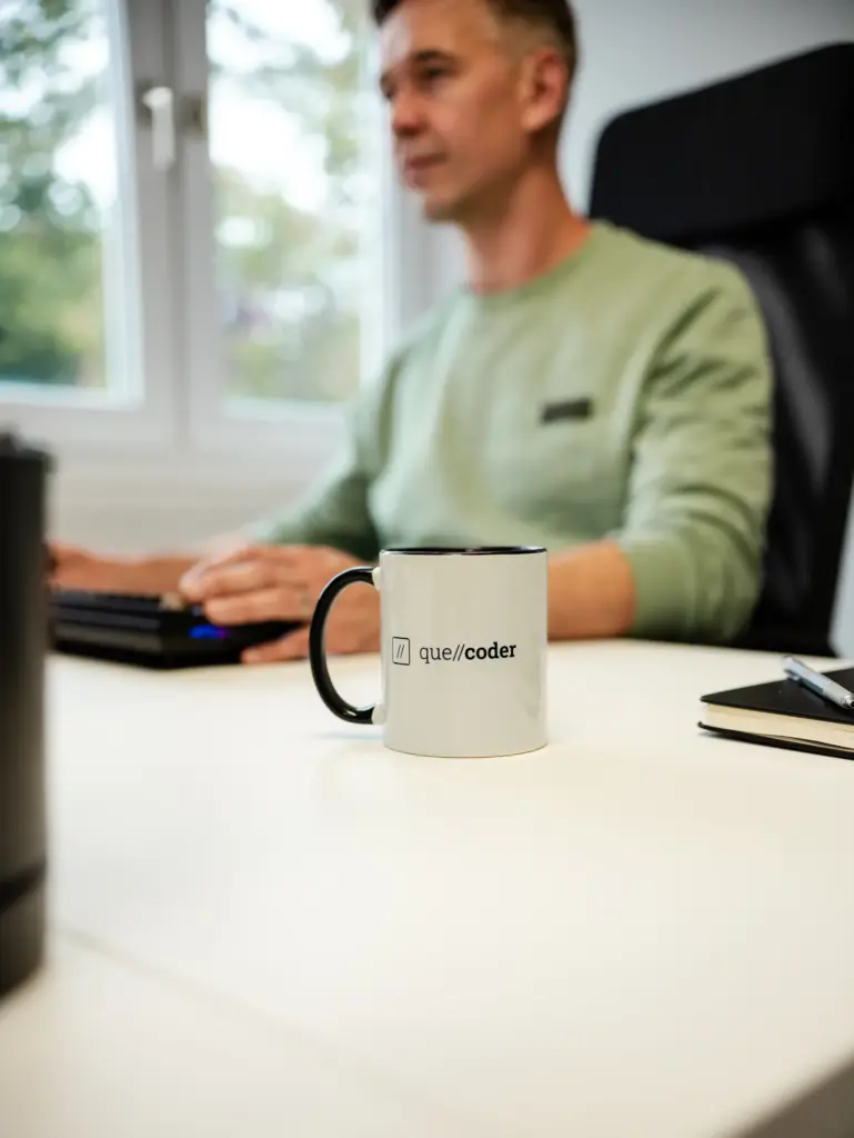 quellcoder Webagentur Korntal Arbeitsszene Büro Team