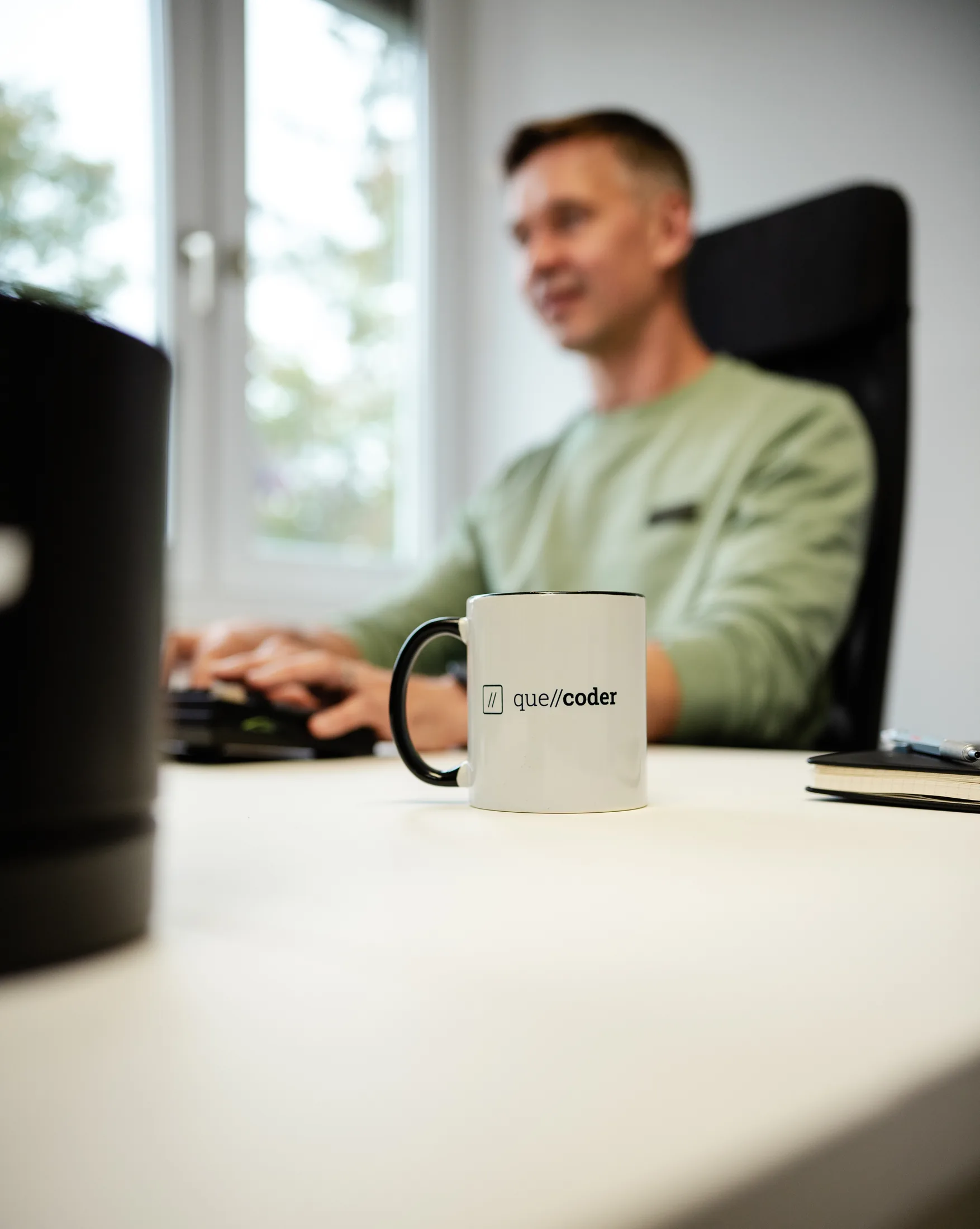quellcoder Webagentur Korntal – Team bei der Arbeit im Büro