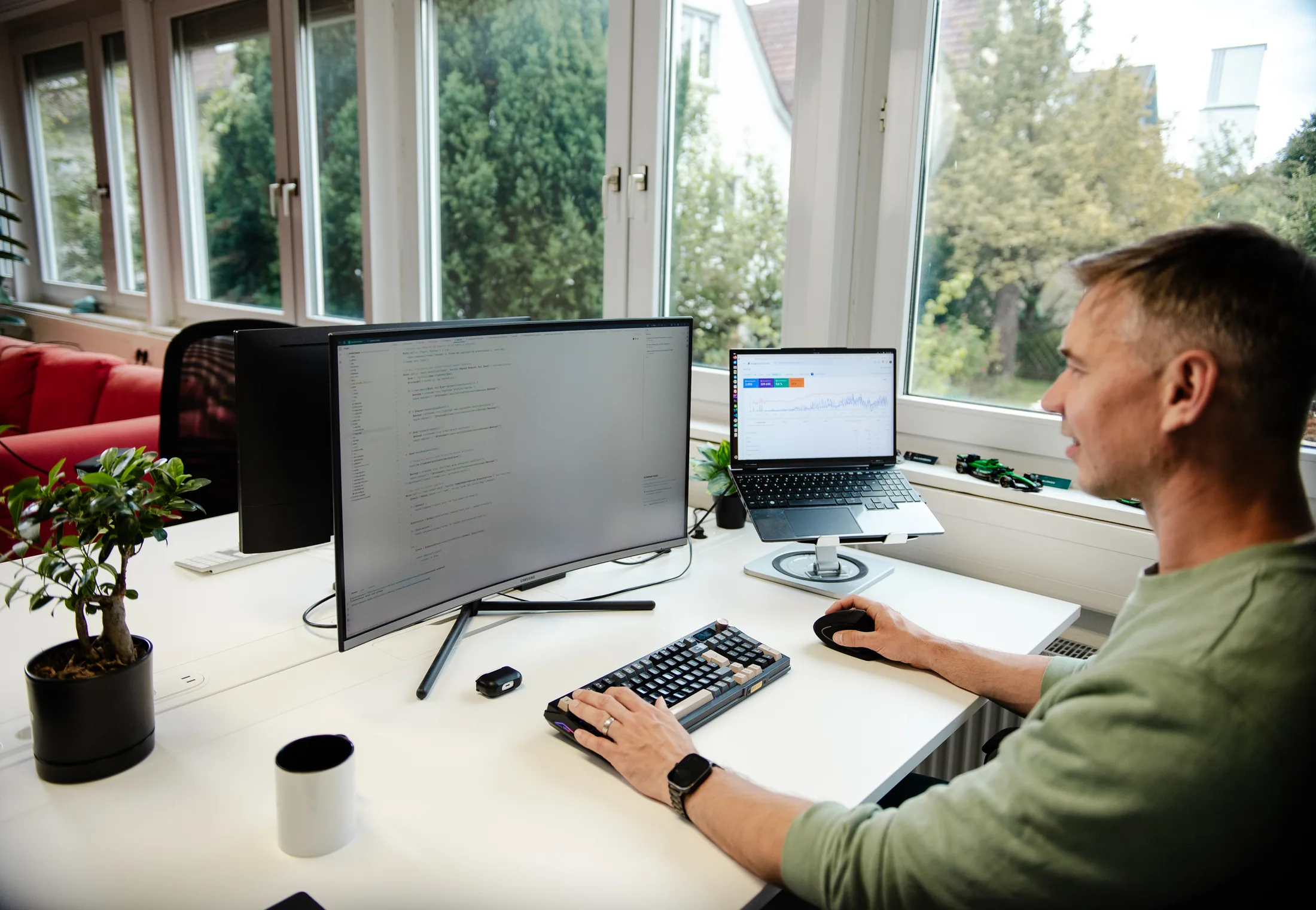 quellcoder Webagentur Korntal – Team bei der Arbeit im Büro