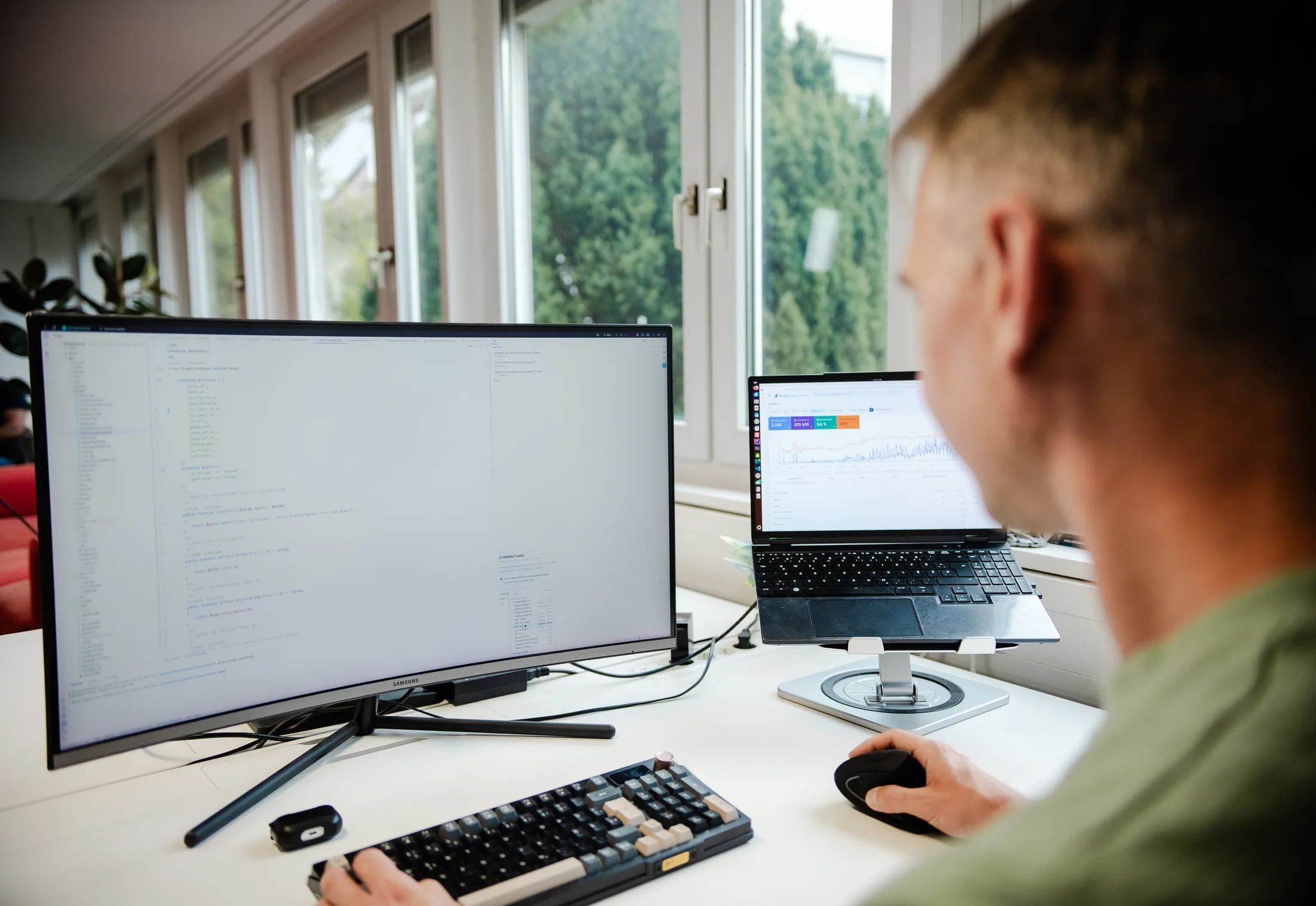 quellcoder Webagentur Korntal – Team bei der Arbeit im Büro
