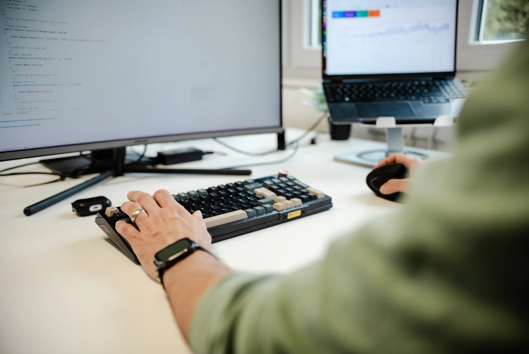 quellcoder Webagentur Korntal – Team bei der Arbeit im Büro
