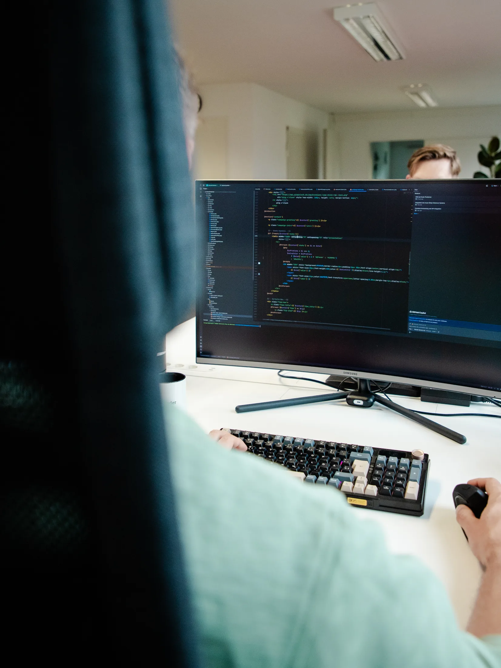 quellcoder Webagentur Korntal – Team bei der Arbeit im Büro