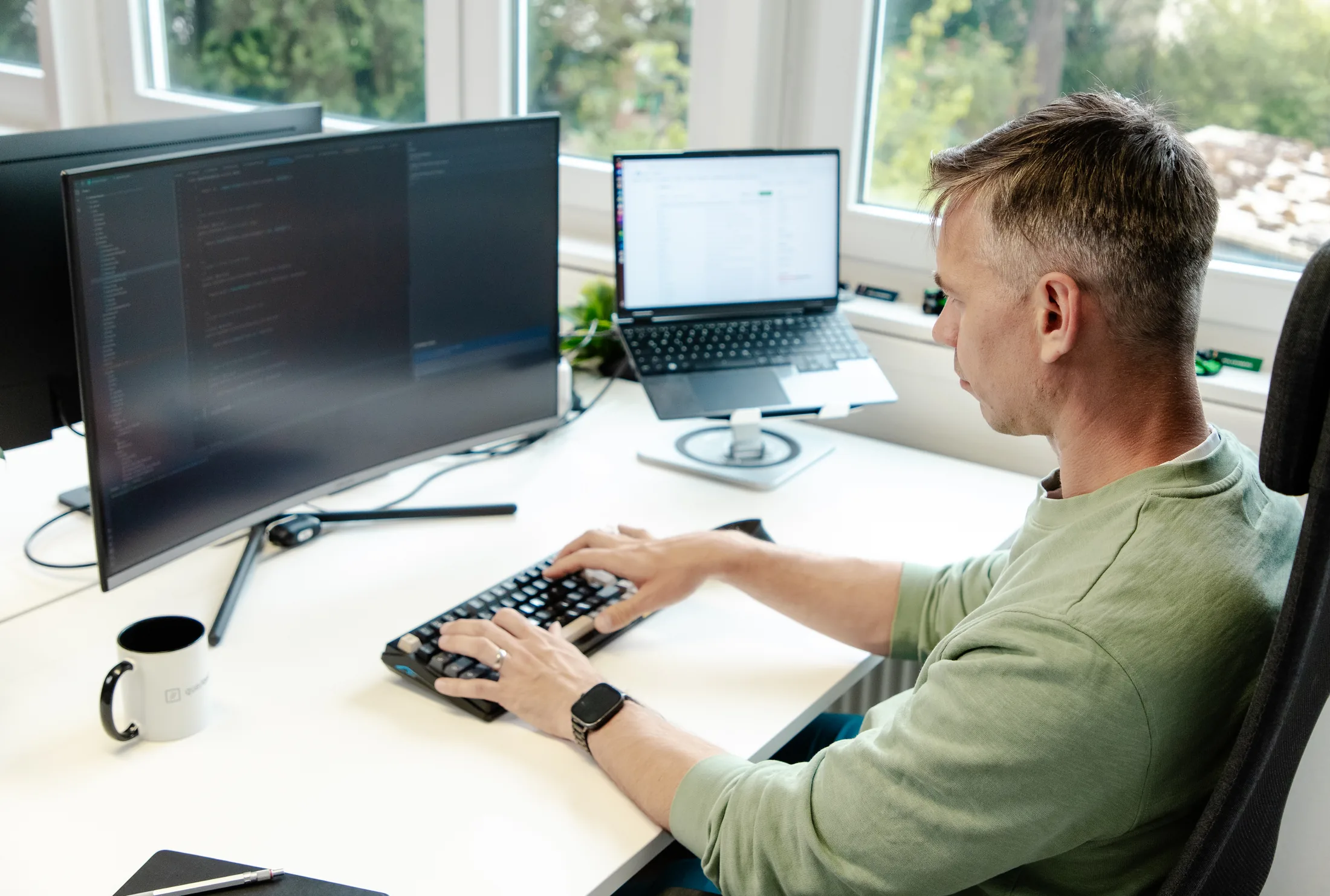 quellcoder Webagentur Korntal – Team bei der Arbeit im Büro