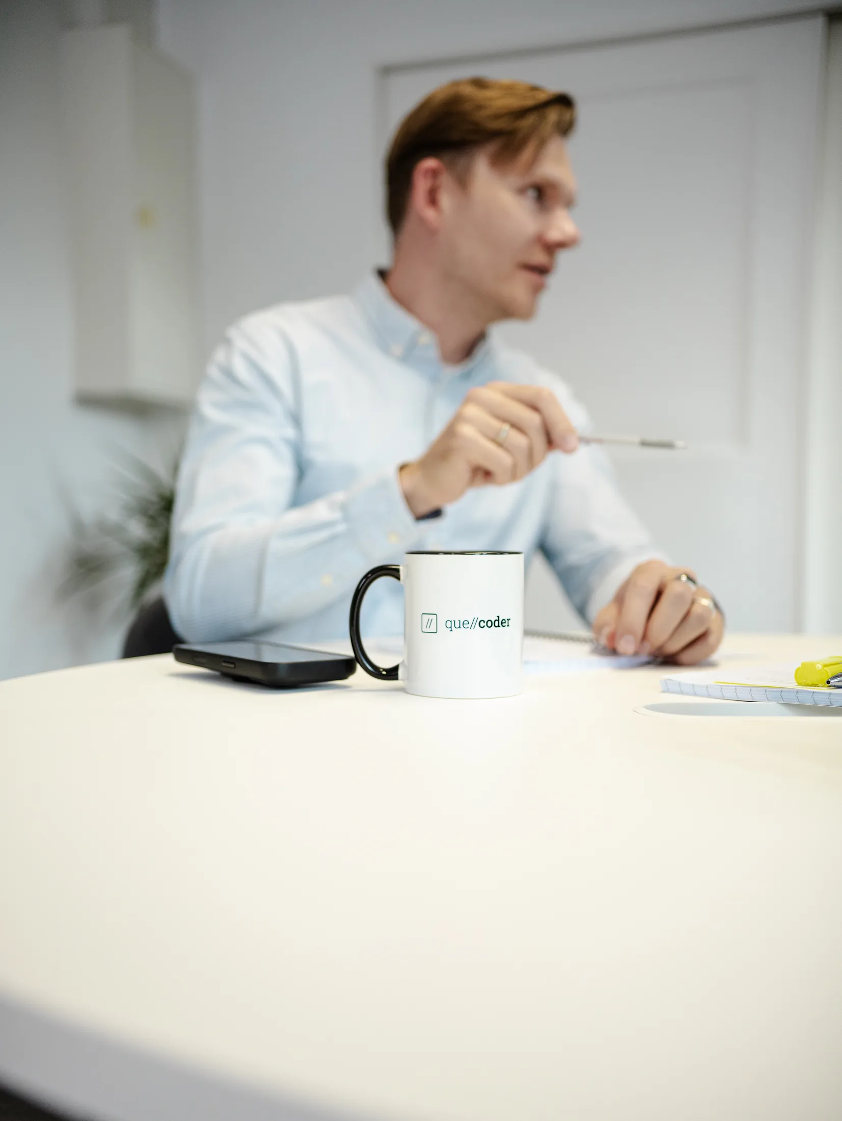 Das Team der Webagentur quellcoder bei der Arbeit im Büro in Korntal-Münchingen